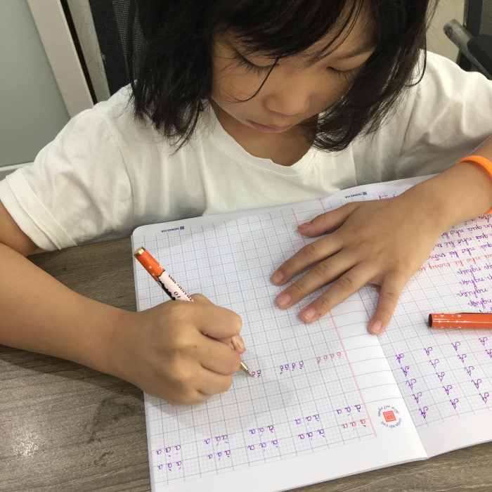 CON LÀM BÀI KIỂM TRA ĐIỂM CAO HƠN NHỜ HỌC LUYỆN CHỮ ĐẸP